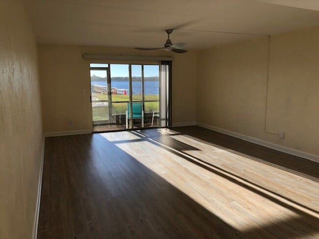 Building Photo - 2 bedroom 2 bath Direct river front.
