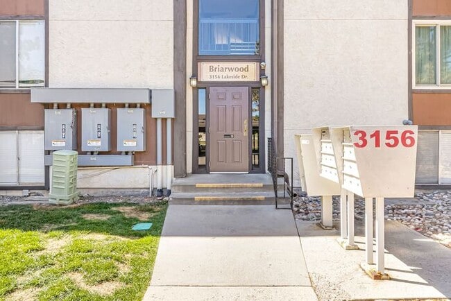 Building Photo - Easy Living Starts Here | 2 Bedroom Lakeside Condo