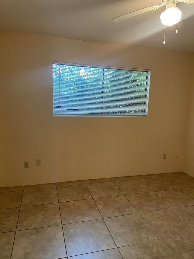 Building Photo - 913 Nimrod Ct