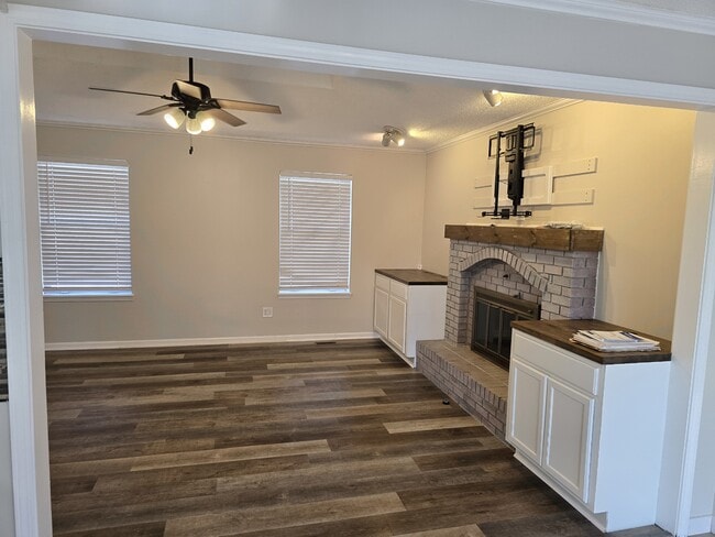 Building Photo - 6811 Orchard St