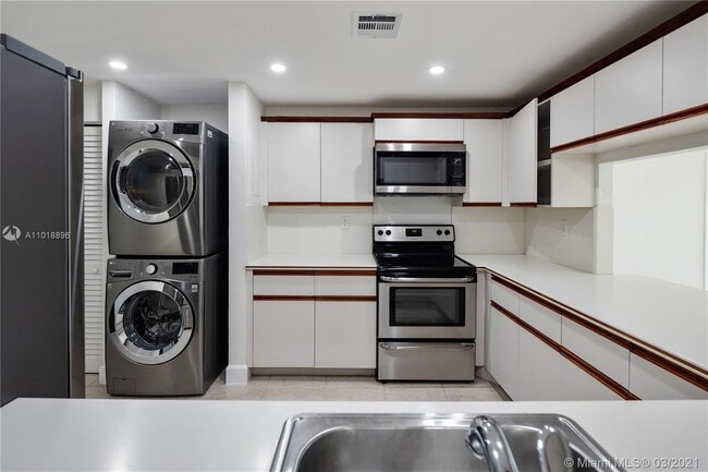 Building Photo - 6901 Edgewater Dr