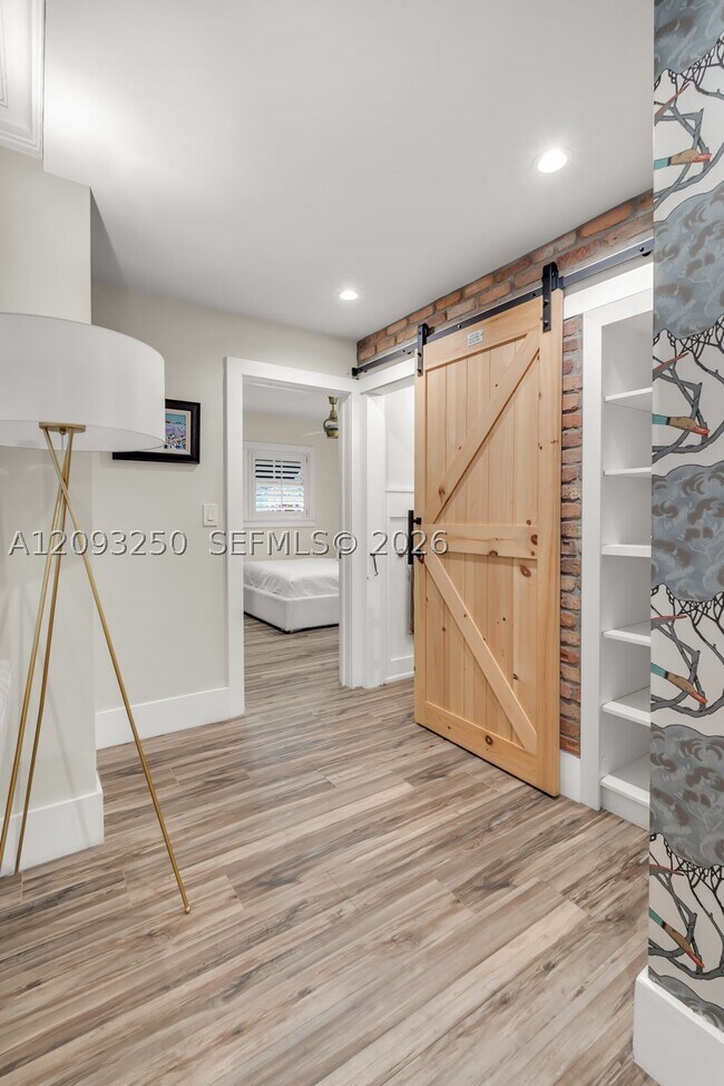 Building Photo - 700 Vilabella Ave