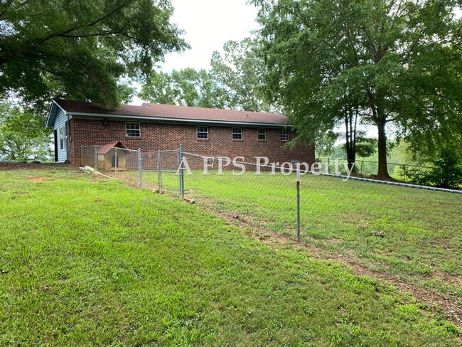 Building Photo - 583 S Holcomb Rd SW