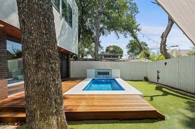 Building Photo - 2017 Kinney Ave