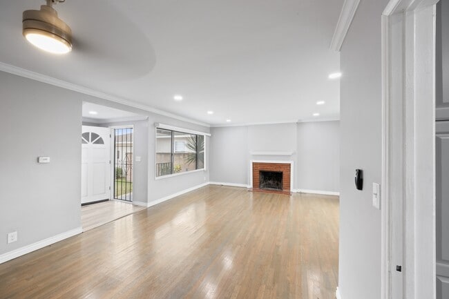 Building Photo - 13921 Daphne Ave