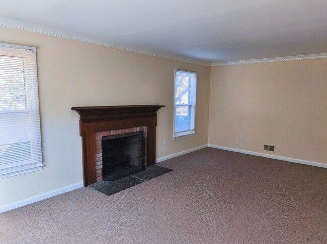 Building Photo - Charming Fair Woods Townhome Awaits