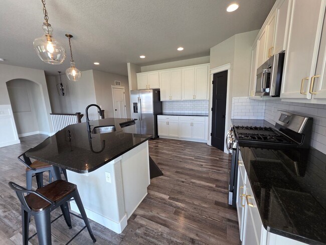 Building Photo - Spacious 5 Bed, 3 Bath Home in Desirable M...