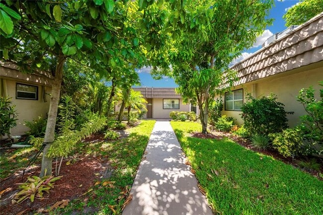 Building Photo - 220 Seville Dr