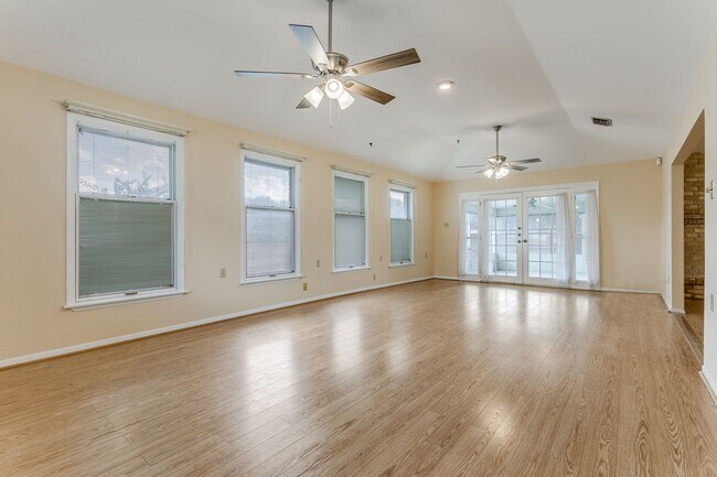 Building Photo - Charming 3-bedroom, 2 bath home in desirab...