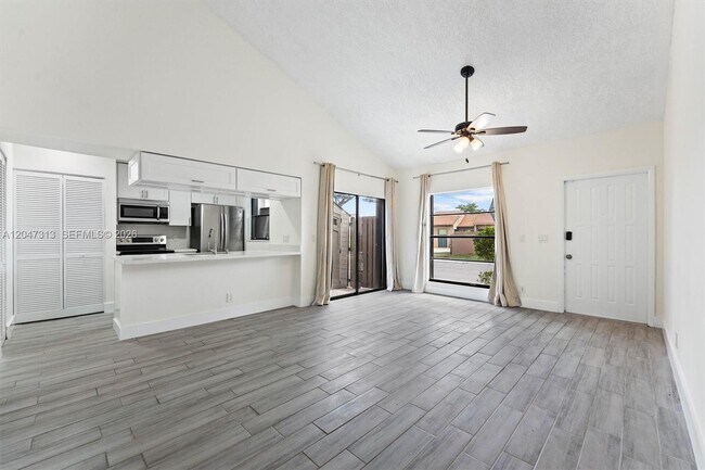 Building Photo - 2025 SW 82nd Ave