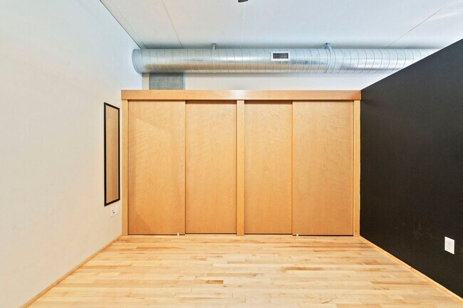 Building Photo - Elizabeth Lofts - 7th floor west facing Pearl District studio w/parking/concierge/most utilities
