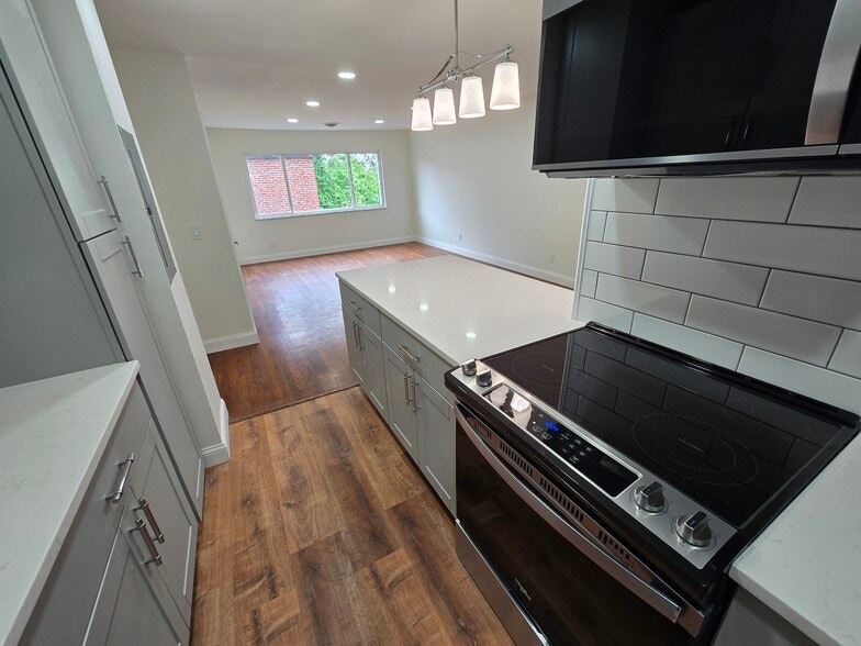 Building Photo - 6305 Englewood Ave