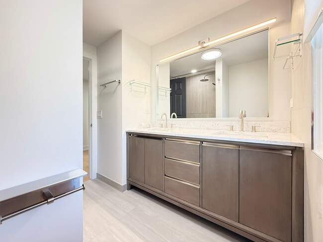 Building Photo - 3103 N Wilshire Ln