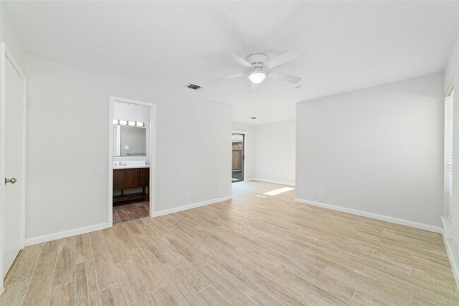 Building Photo - 10522 Northview Dr