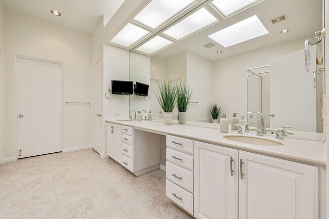 Building Photo - 133 Rainbird Cir