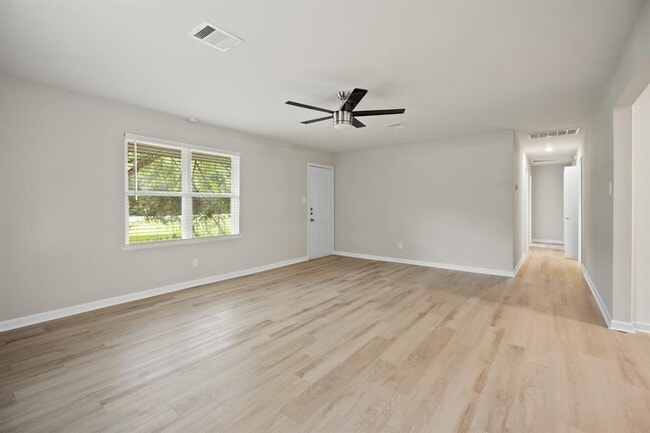 Building Photo - 2122 Stadium Dr