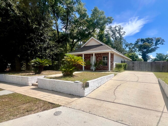 Building Photo - Nice 3BR/2BA Home - Convenient to NAS Pens...