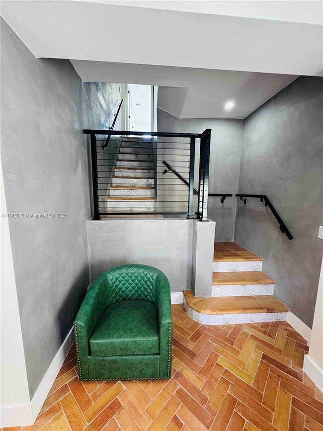 Building Photo - 905 SW 13th Ct