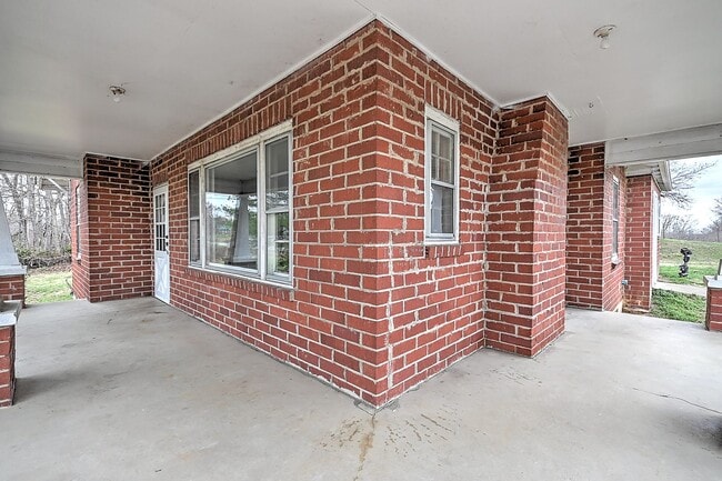 Building Photo - 6456 Blue Springs Pkwy