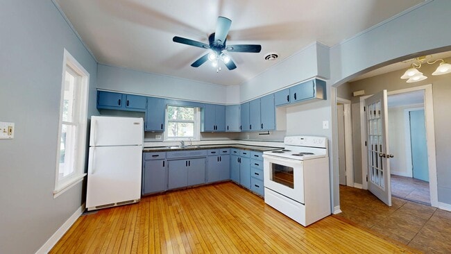 Building Photo - 3- Bedroom, 1- Bath Home with a 2 Car Gara...