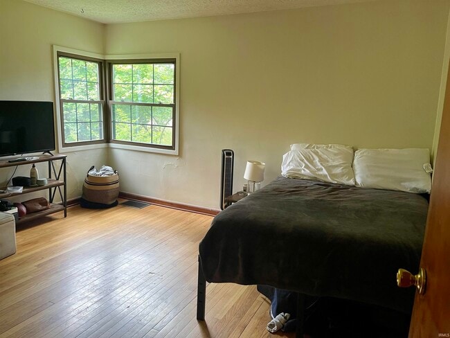 Building Photo - 417 S Swain Ave