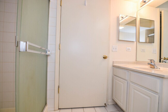 Building Photo - 8751 W Catherine Ave