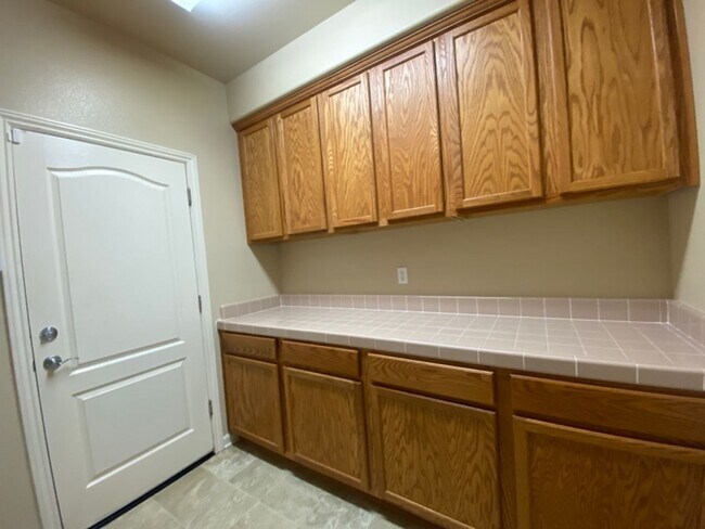 Building Photo - EXCEPTIONAL 4 BEDROOMS, 3 BATH, 3 CAR GARA...