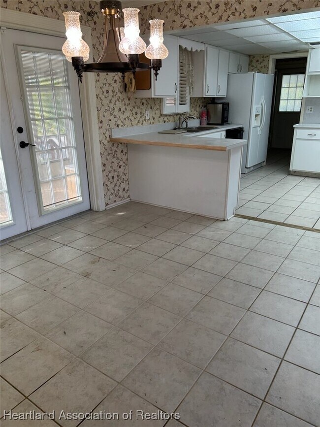 Building Photo - 647 Holmes Ave