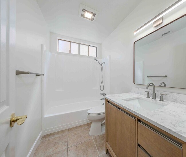 Building Photo - Spacious Elegance in the Heart of Irvine