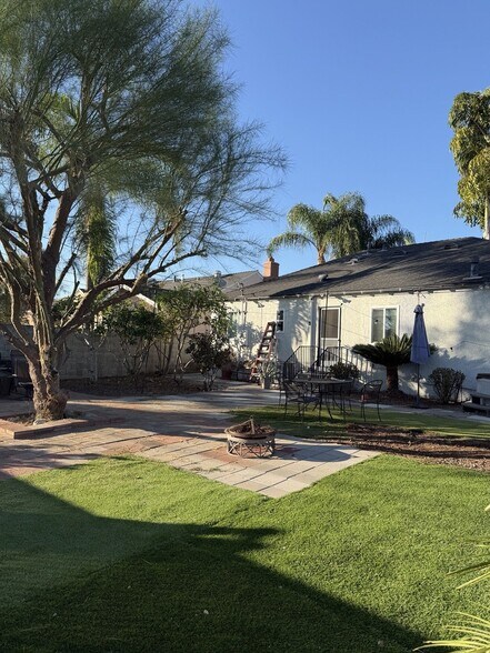 Building Photo - 10838 Floral Dr