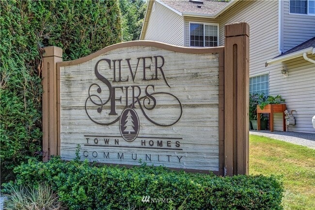 Building Photo - Fully Remodeled Silver Firs Townhome for R...