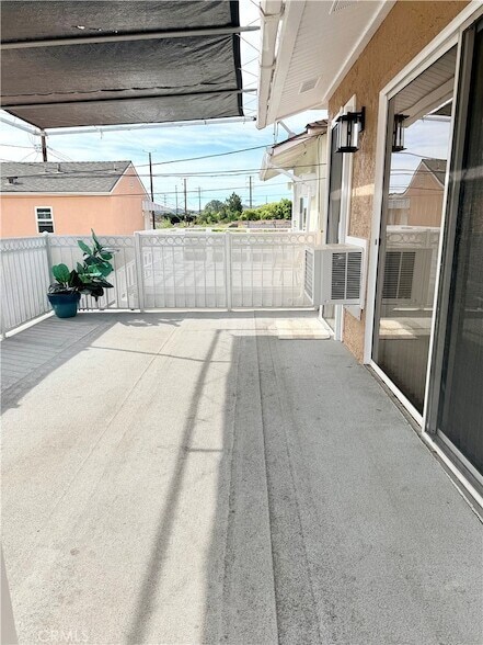 Building Photo - 1316 N Hollywood Way