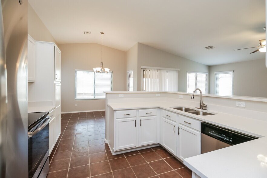 Building Photo - 11142 E Catalina Ave