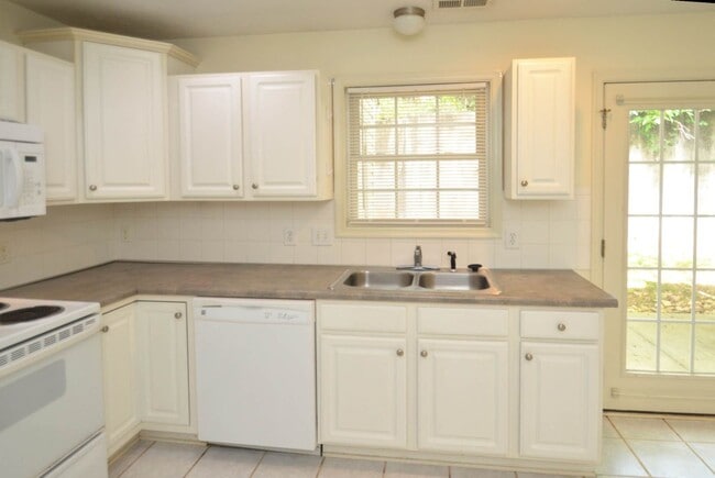 Building Photo - 2 BR 2.5 BTH Townhouse off Wards Ferry Rd