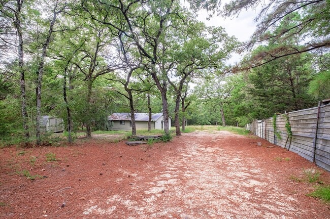 Building Photo - Secluded 3 bedroom, 1 bath house in the co...