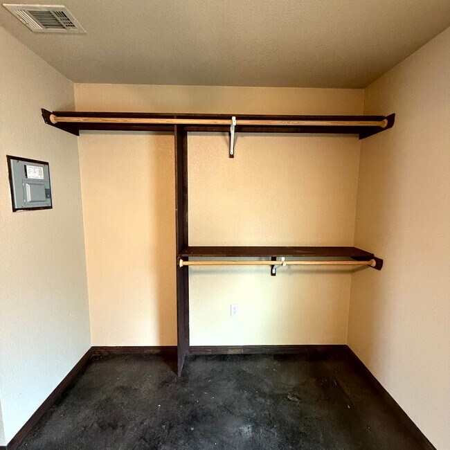 Building Photo - $500 Off 1st Full Month!* All Utilities In...