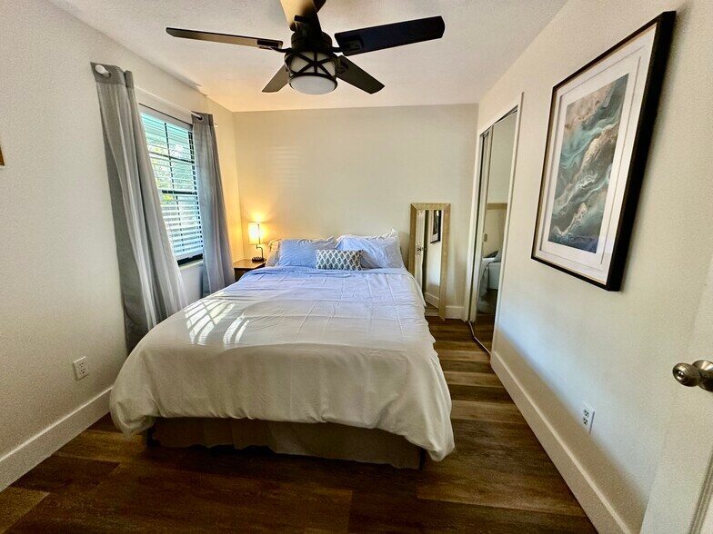 Building Photo - 1712 NE 5th Ct