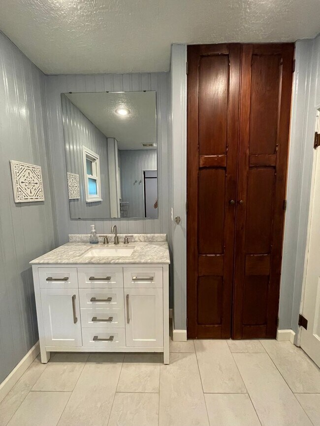 Building Photo - 3 Bedroom House Walking Distance to Purdue University
