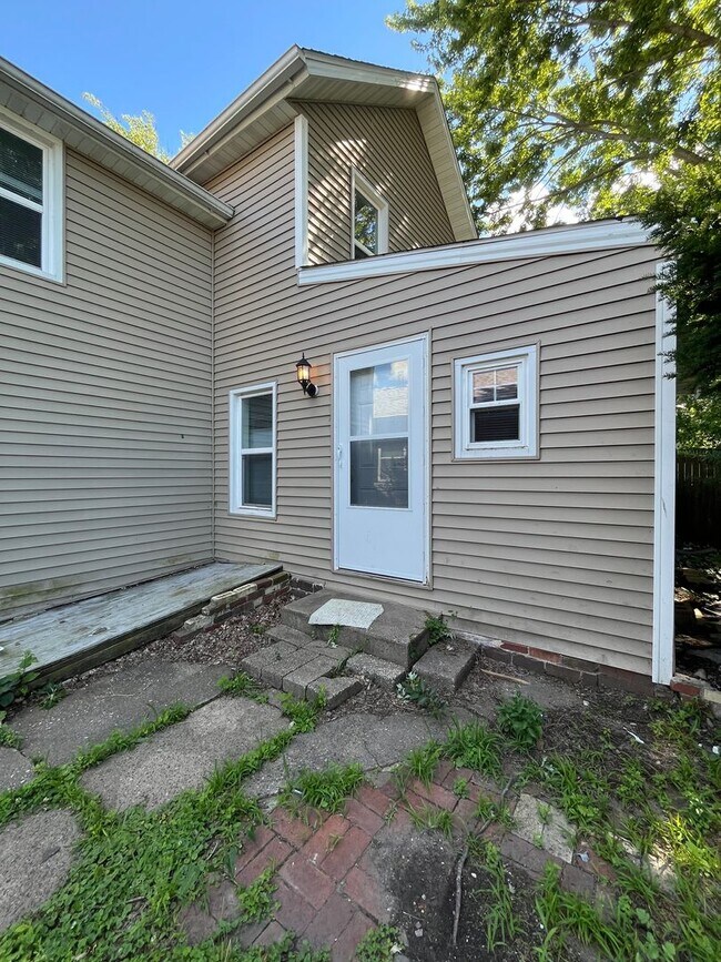 Building Photo - 818 Charlotte St
