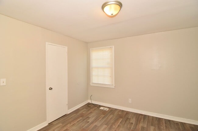 Building Photo - 667 Lorraine Dr