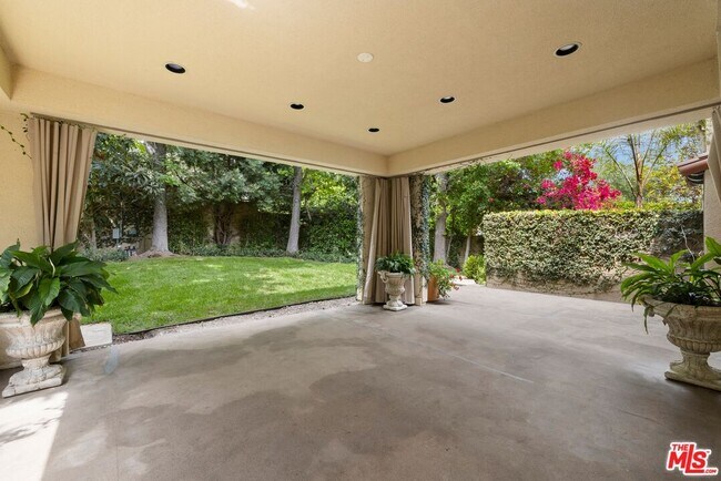 Building Photo - 1121 La Collina Dr