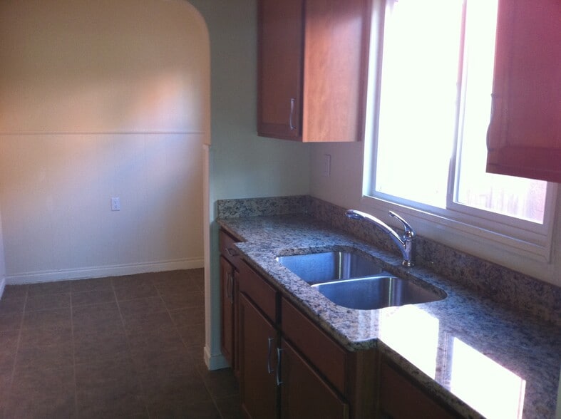 Kitchen - 1213 S Ridgeley Dr