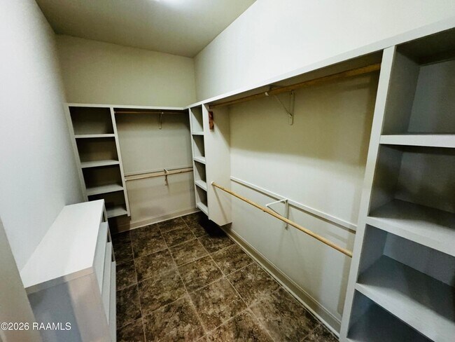 Building Photo - 106 Shadow Springs Dr