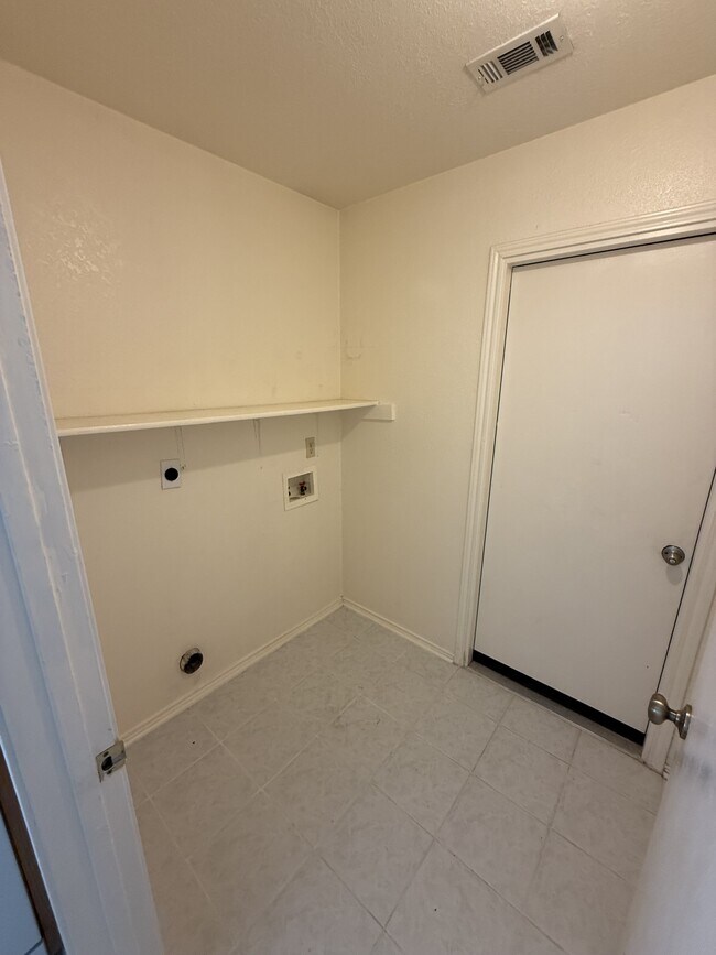 Building Photo - 2601 Mason Dr