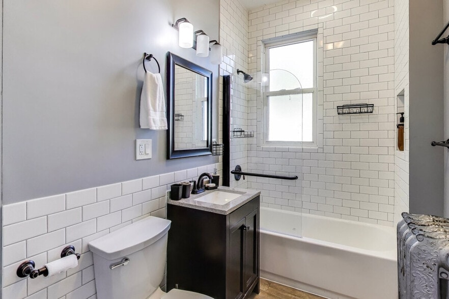 Building Photo - 1506 W Thome Ave