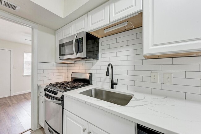 Building Photo - 2 month lease cute 1-1 blocks from campus and 1 block from UT shuttle