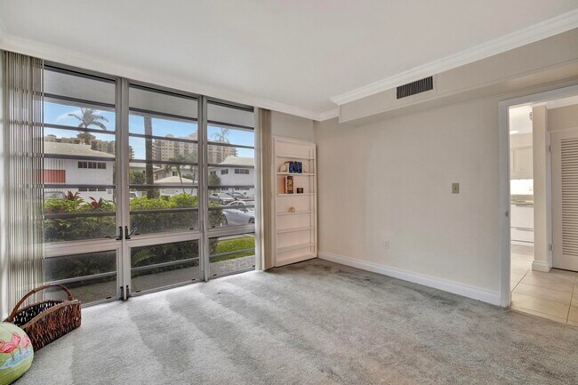 Building Photo - 2727 Yacht Club Blvd