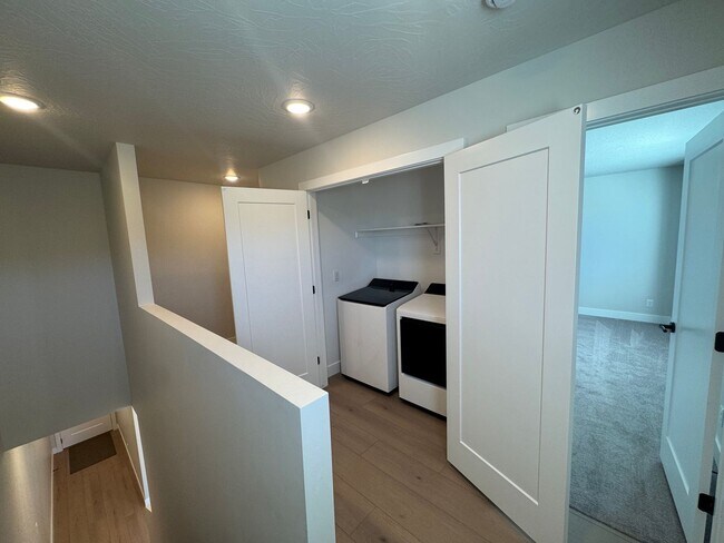 Building Photo - 3 Bedroom Home!