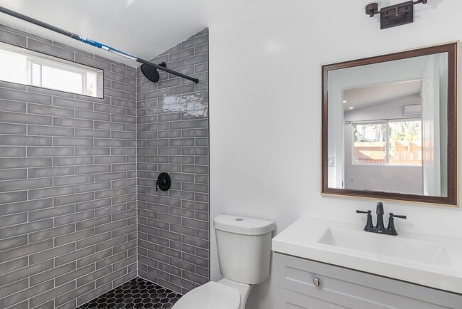 Building Photo - Charming One Bedroom ADU in Reseda