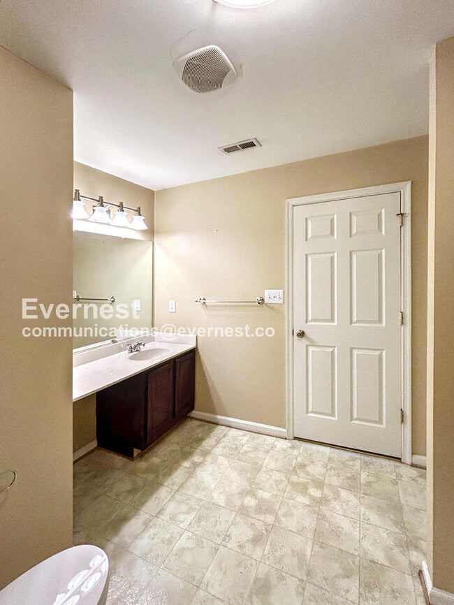 Building Photo - 1804 Westgate Cir